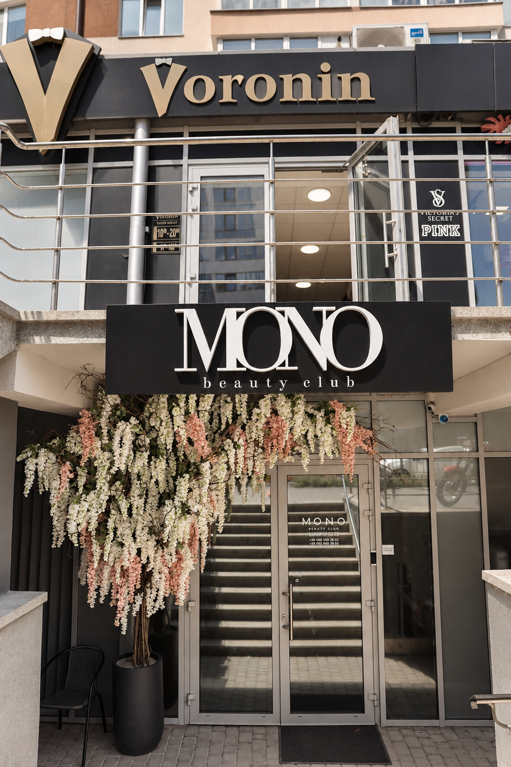 Фасад будівлі та вхід до MONO BEAUTY CLUB