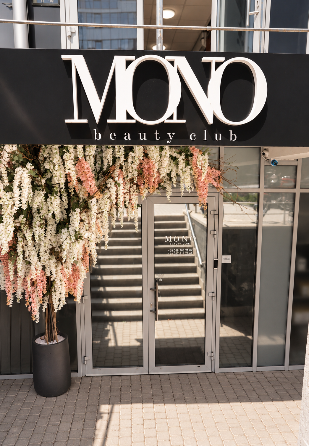 Вхід до MONO BEAUTY CLUB і вивіска салону