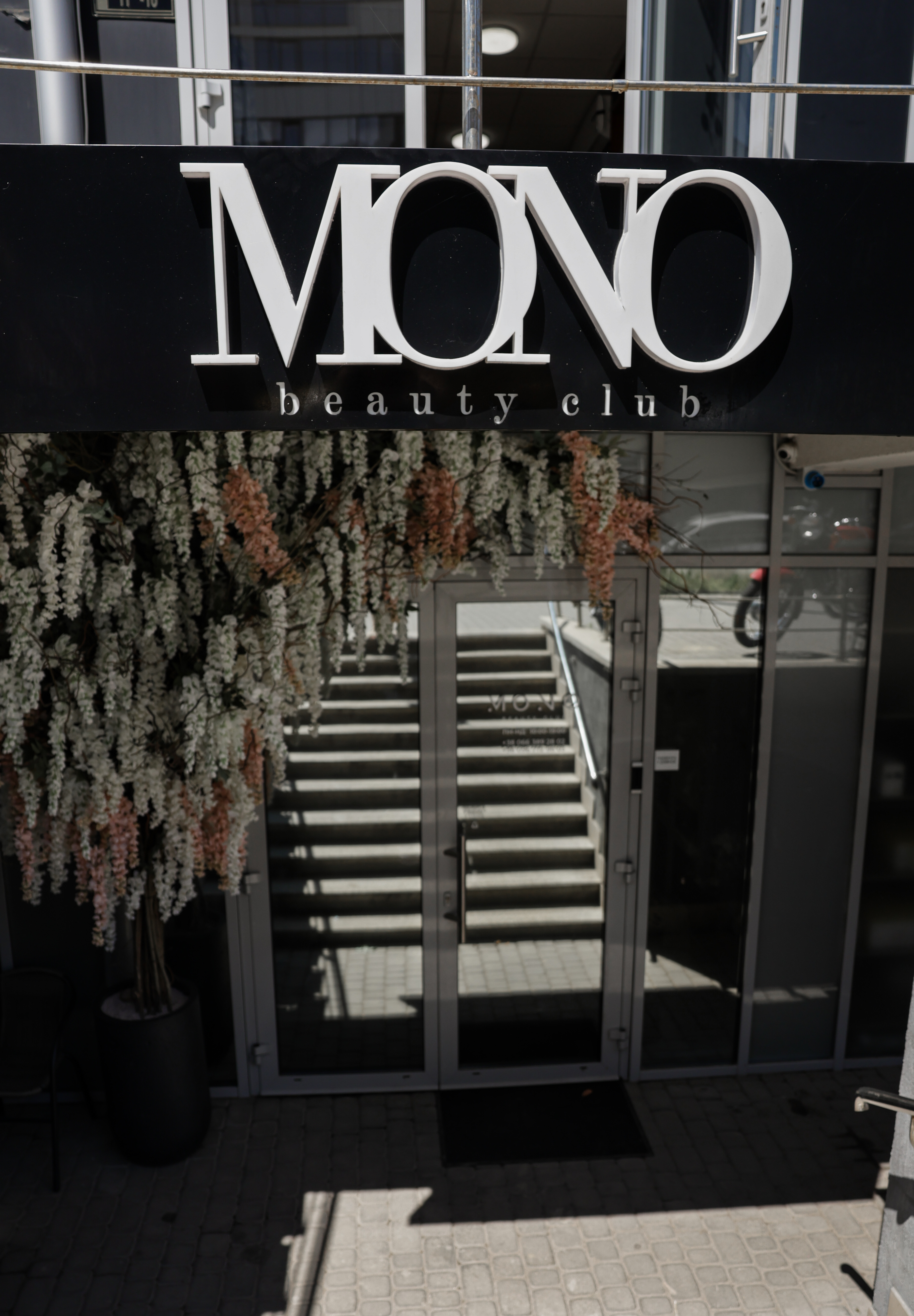 Вхід до MONO BEAUTY CLUB і вивіска салону